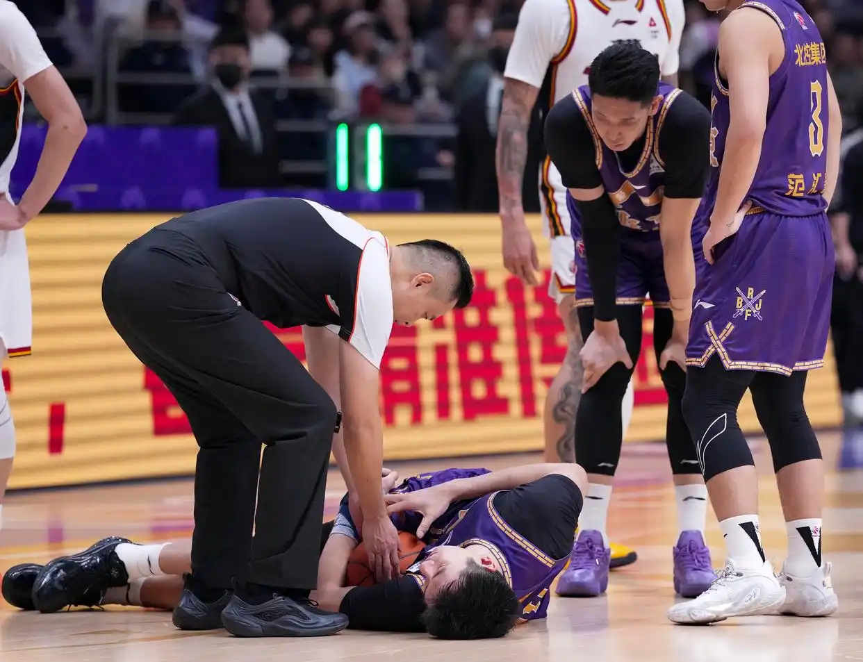 CBA常规赛20轮 北京控股队 吉林长白山恩都里队 沈梓捷 邹雨宸 廖三宁 威尔逊 贾昊 朱松玮 摩尔 盖利 张_cba-北控胜吉林 廖三宁与威尔逊拼抢球权