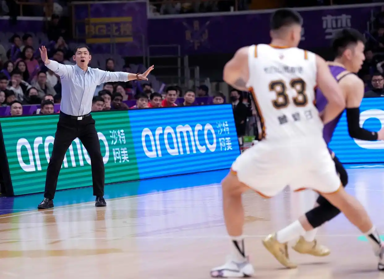 cba-北控胜吉林 廖三宁与威尔逊拼抢球权_CBA常规赛20轮 北京控股队 吉林长白山恩都里队 沈梓捷 邹雨宸 廖三宁 威尔逊 贾昊 朱松玮 摩尔 盖利 张