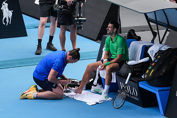 2026年澳网男单四分之一决赛 德约科维奇 穆塞蒂退赛_澳网-德约科维奇0-2落后收退赛礼进四强 或再战辛纳