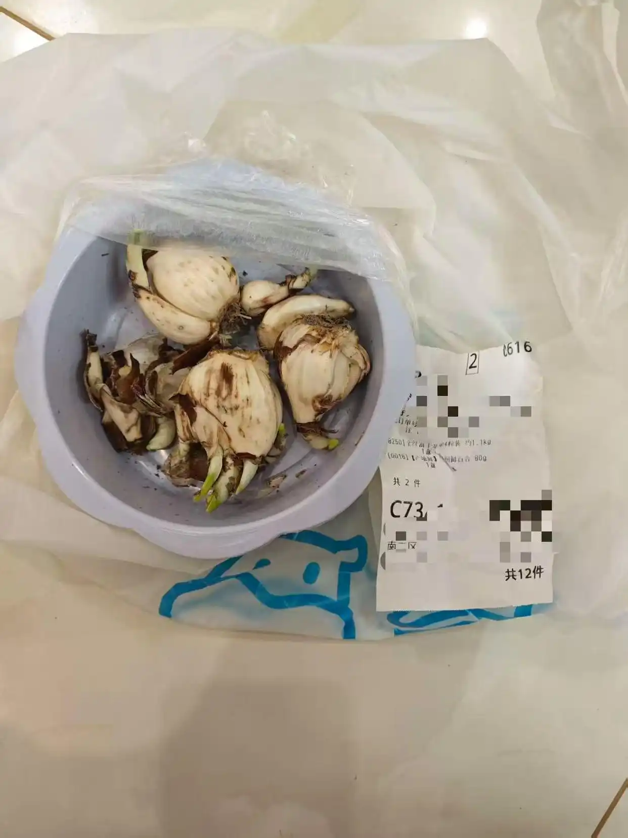 在盒马app买鲜百合被误送成水仙球，北京祖孙二人误食中毒后进医院，盒马回应