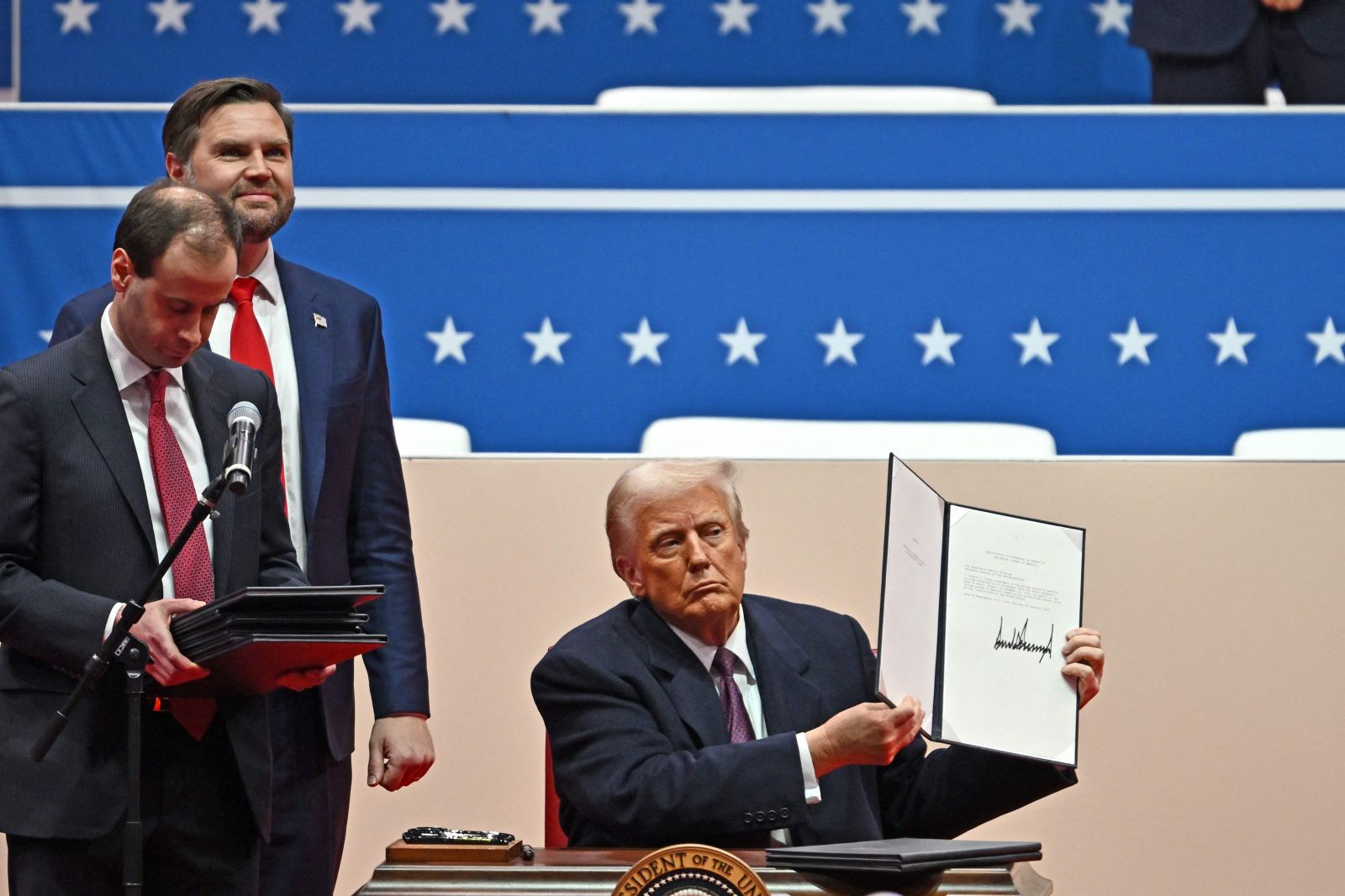 “末日时钟”拨快4秒_末日时钟特朗普激进政策_特朗普政策对末日时钟的影响