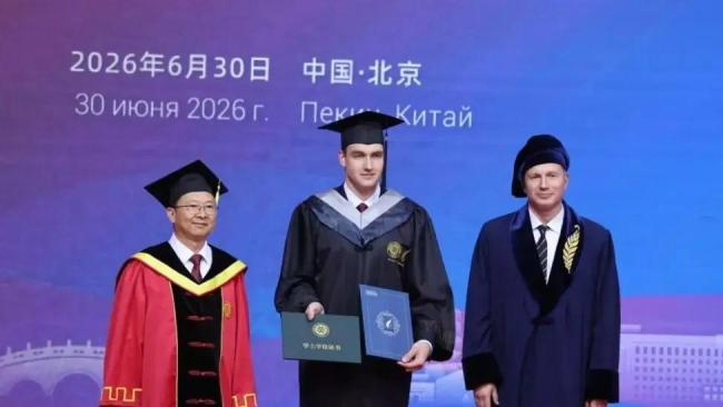 卢卡申科出席儿子北大毕业典礼
