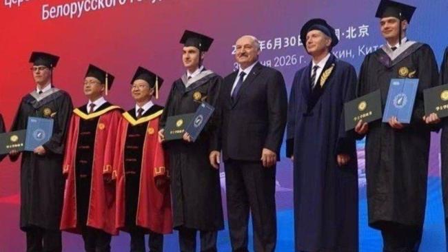 卢卡申科出席儿子北大毕业典礼 十年布局终成正果