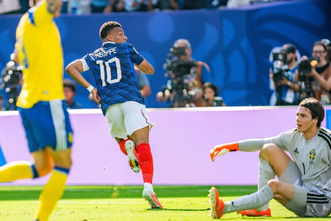 世界杯|法国3-0淘汰瑞典,姆巴佩双响追平梅西,奥利塞助攻梅开二度!高卢雄鸡挺进16强,下轮战巴拉圭!