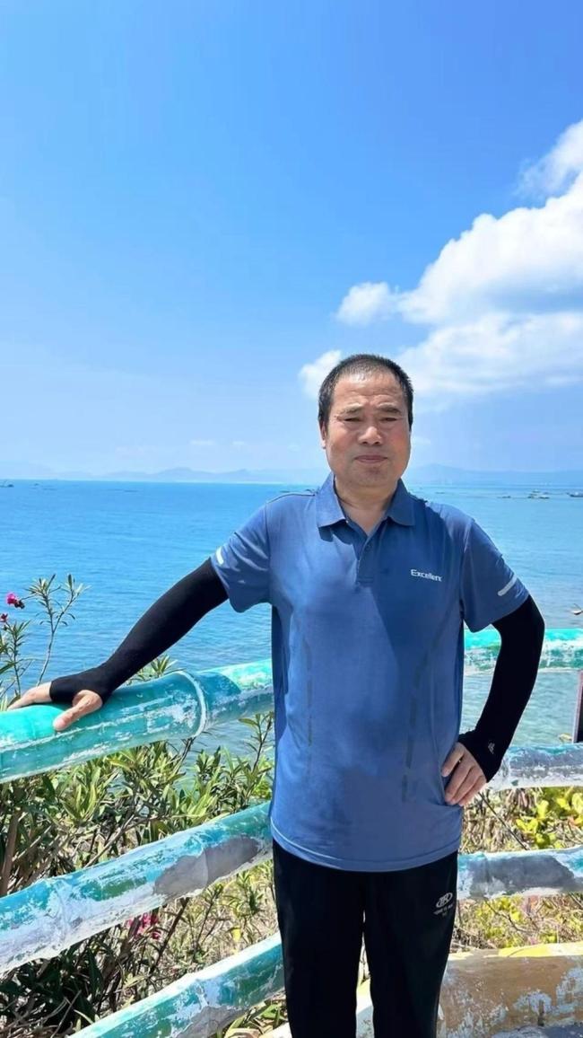 男子工作群留遗言坠亡 群内无人回复 62人群沉默见证悲剧