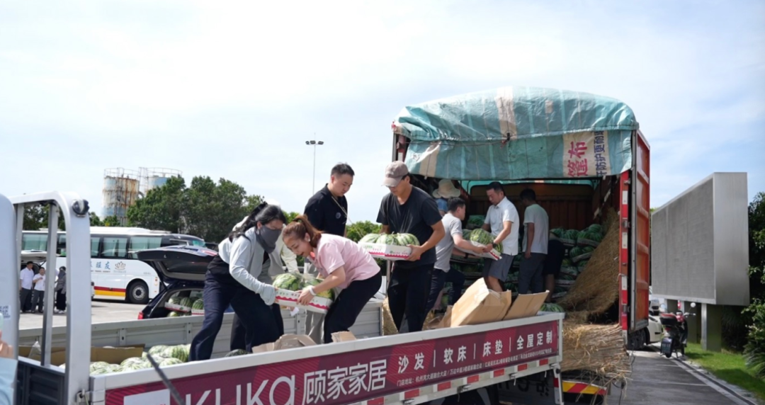 泰山上海球迷会会员参与爱心助农，出资500元购西瓜为远征军解_河南西瓜滞销 爱心助农行动 沪豫跨省助农