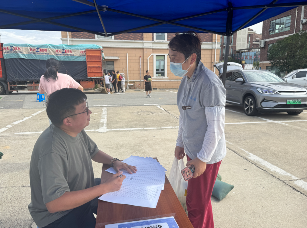 泰山上海球迷会会员参与爱心助农，出资500元购西瓜为远征军解_河南西瓜滞销 爱心助农行动 沪豫跨省助农