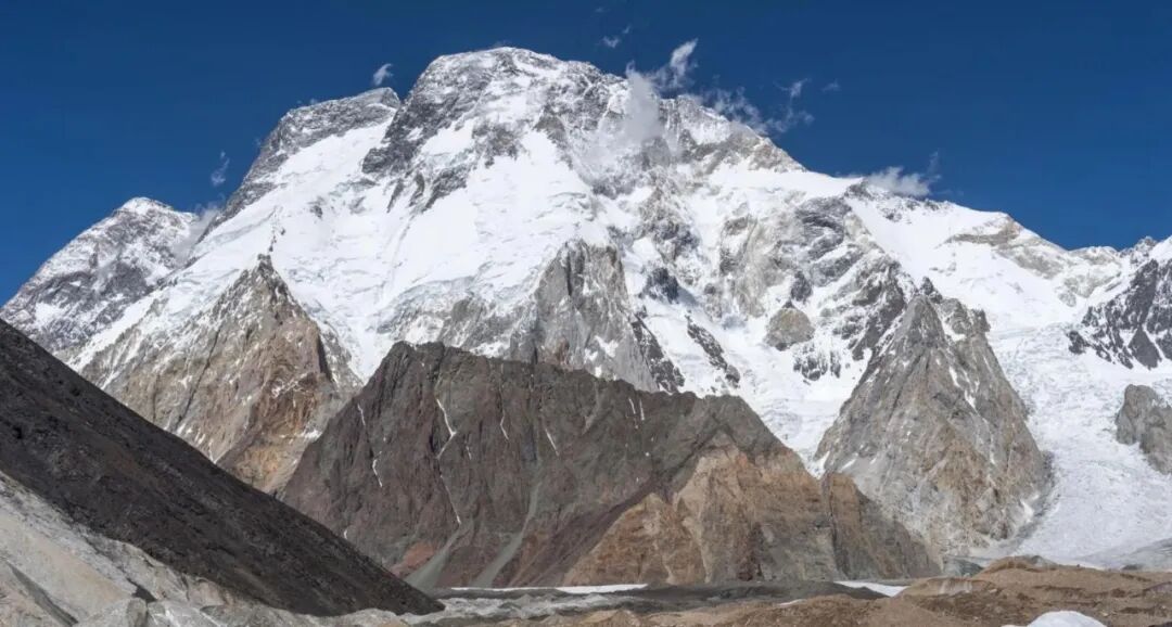 尼尔马尔·普尔贾带领的登山队_8000米高峰雪崩 中国登山家仍失联_巴基斯坦布洛德峰雪崩失联登山者
