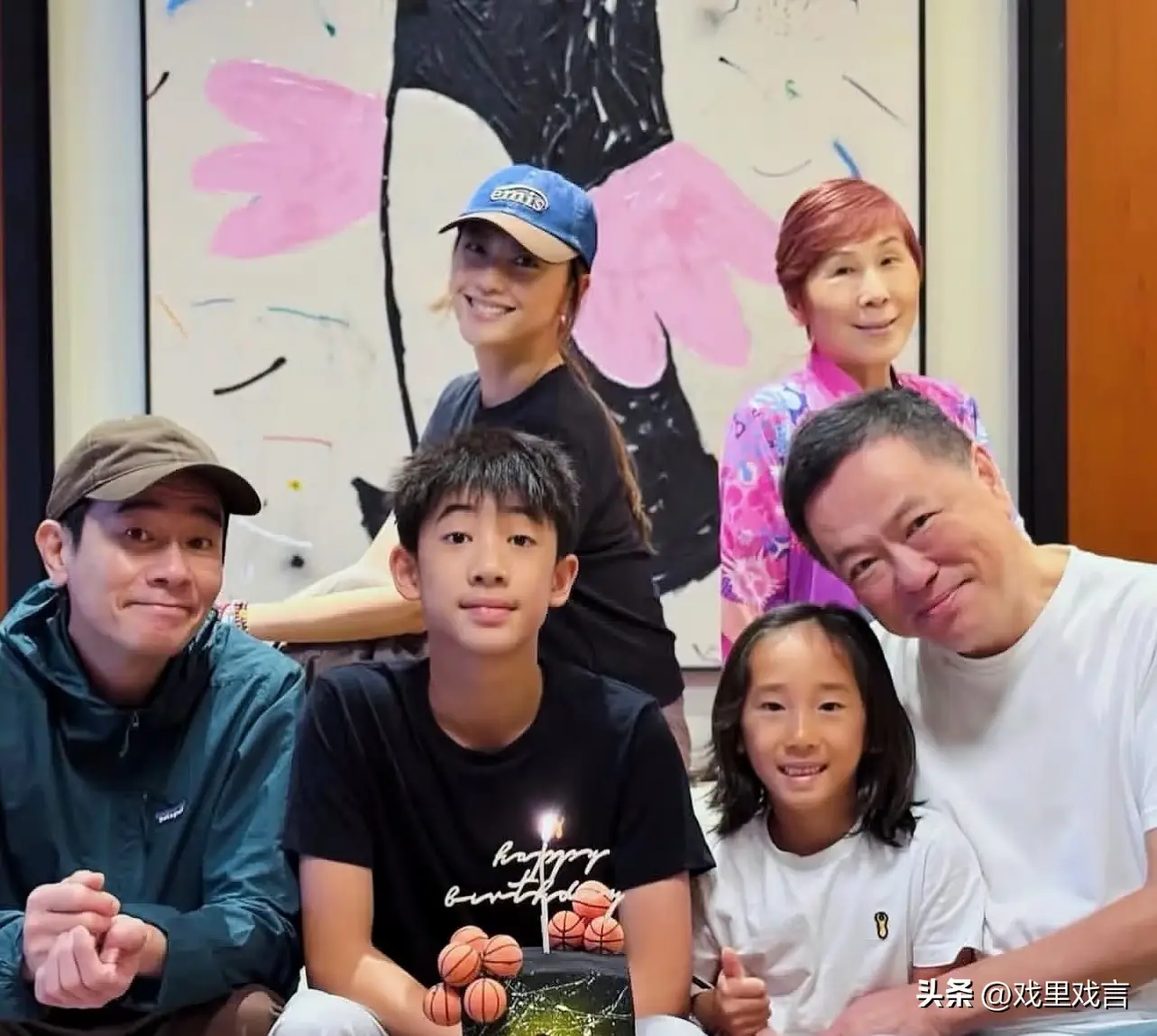 陈小春不敢退休的原因_陈小春育儿开销高_59岁陈小春称不敢退休