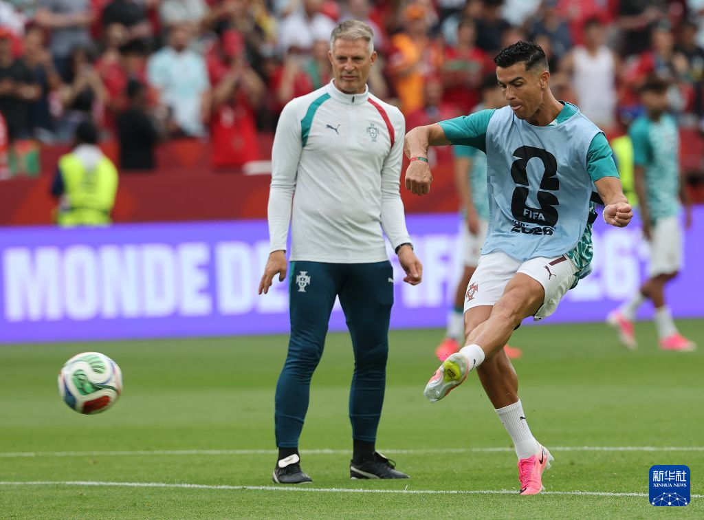 世界杯:葡萄牙vs克罗地亚_2026年美加墨世界杯足球赛葡萄牙队克罗地亚队比赛 克里斯蒂亚诺·罗纳尔多赛前热身照片 葡萄牙队对阵克罗地亚队十六分之一决赛战况