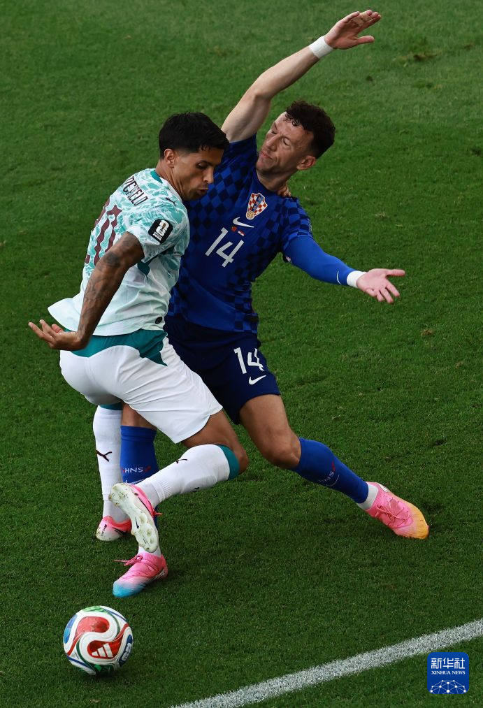 世界杯:葡萄牙vs克罗地亚_2026年美加墨世界杯足球赛葡萄牙队克罗地亚队比赛 克里斯蒂亚诺·罗纳尔多赛前热身照片 葡萄牙队对阵克罗地亚队十六分之一决赛战况