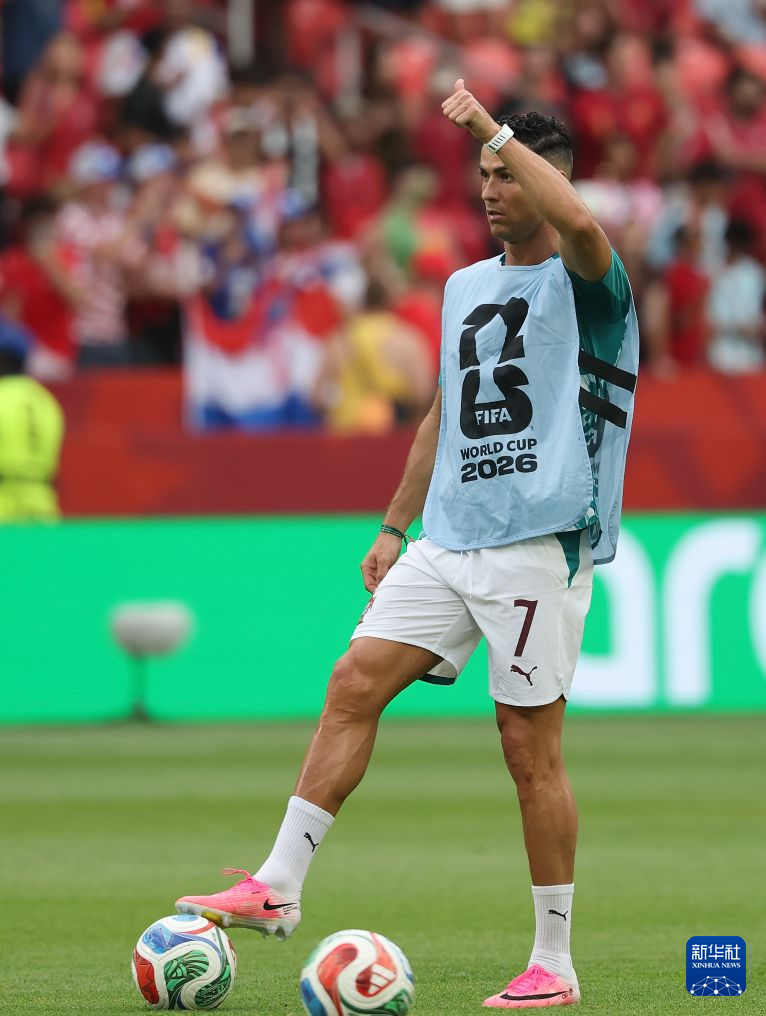 世界杯:葡萄牙vs克罗地亚_2026年美加墨世界杯足球赛葡萄牙队克罗地亚队比赛 克里斯蒂亚诺·罗纳尔多赛前热身照片 葡萄牙队对阵克罗地亚队十六分之一决赛战况