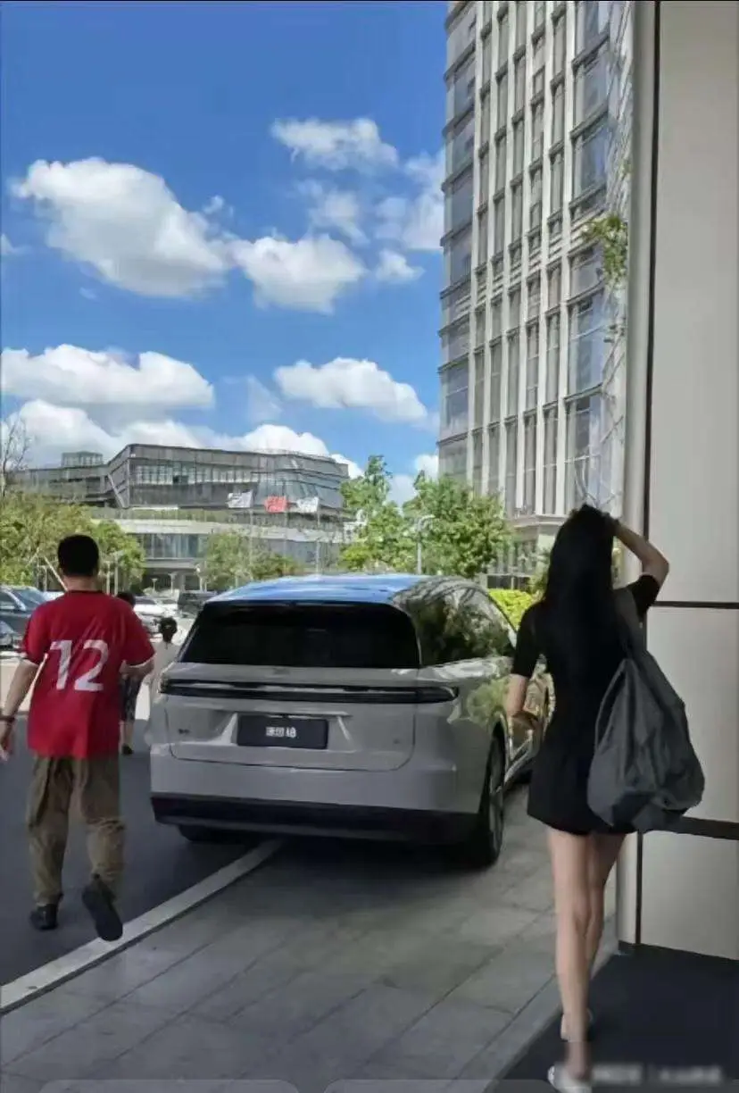 第6胎!理想汽车老板李想又要当爸爸了!妻子挺孕肚现身阿那亚,即将临盆