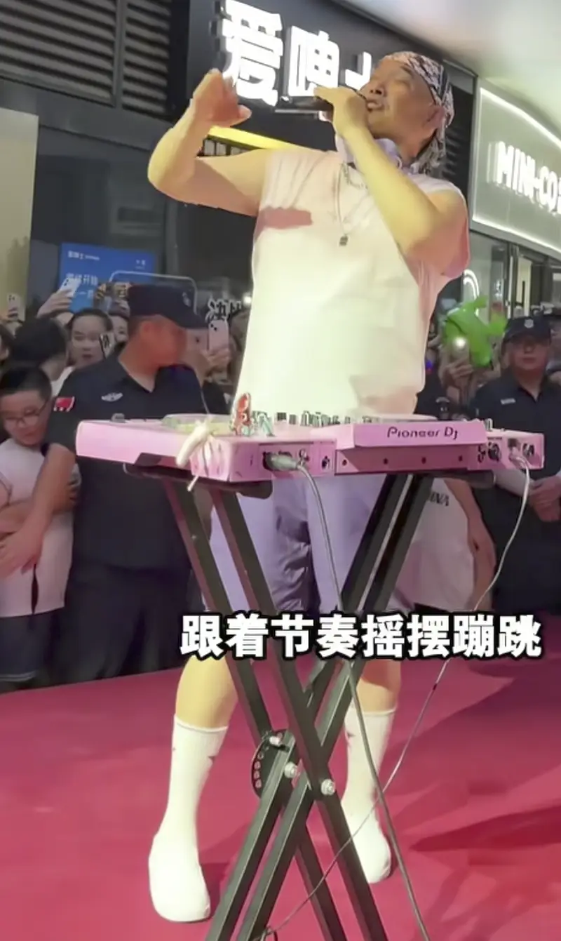 大衣哥模仿迈克尔杰克逊_大衣哥商演模仿秀_大衣哥朱之文cos迈克尔杰克逊