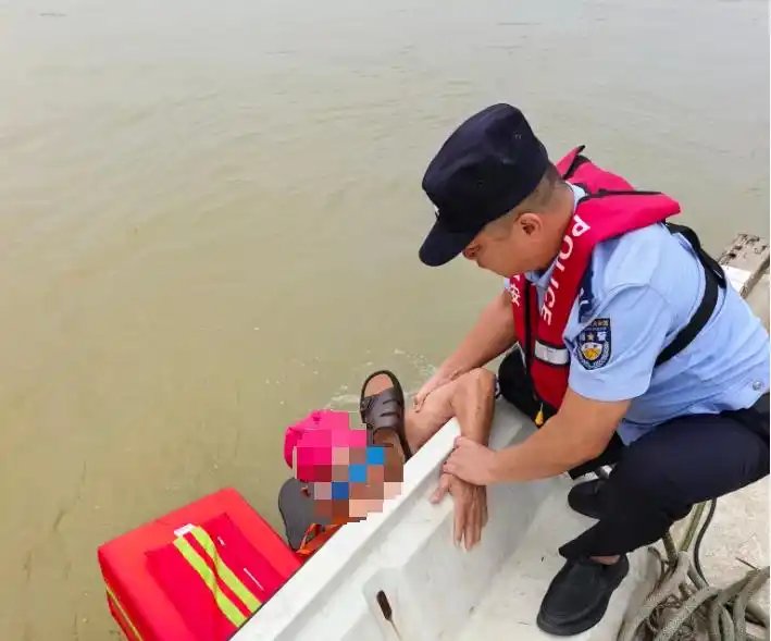 93岁老人涨水期到柳江游泳,中途体力不支被急流冲走,死死抱住浮箱漂流3公里获救