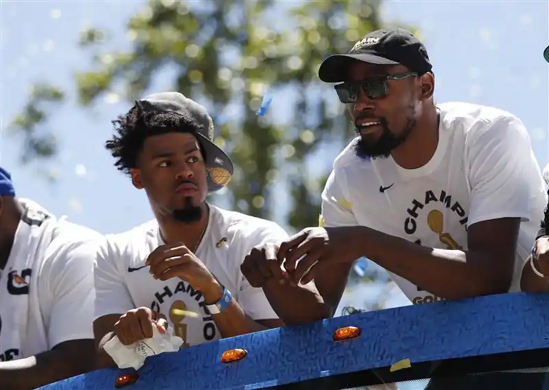 字母哥加盟热火与阿德巴约组成前场_NBA勒布朗詹姆斯加盟费城76人_老詹去76人算抱团?解说:那并非最优选 想抱团可以去马刺尼克