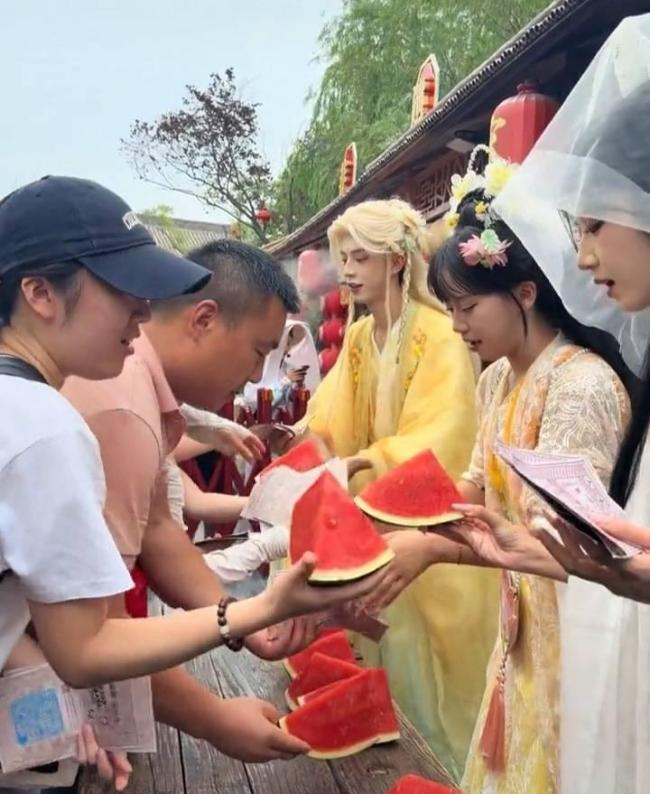 景区免费吃西瓜 小男孩3秒吃完 网友大赞景区暖心举措