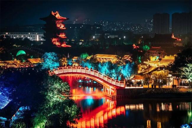 景区免费吃西瓜 小男孩3秒吃完 网友大赞景区暖心举措