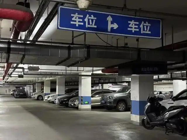 小区业主免费停车 租户每月交100元_后沙峪镇观林阁小区业主免费停车租户收费_观林阁小区停车费争议租购同权