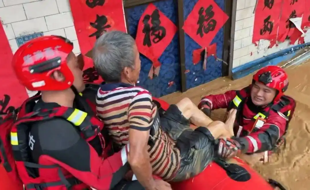 消防救援人员转移被困群众_广西横州洪水救援_广西一家三口被洪水浸泡10小时获救