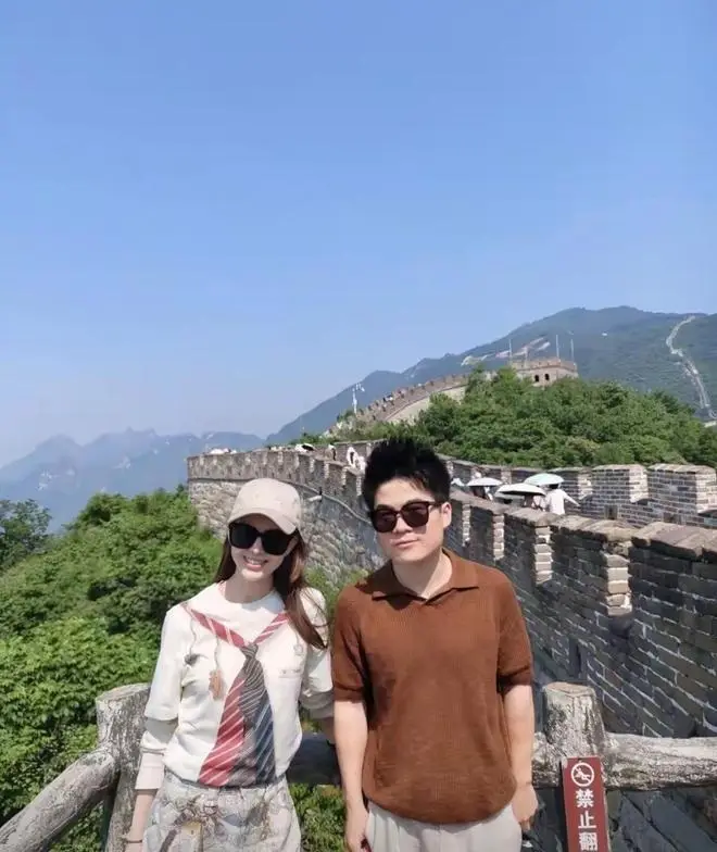 昆凌董宇辉长城合照_董宇辉陪同昆凌和孩子们爬长城_董宇辉昆凌交情故事