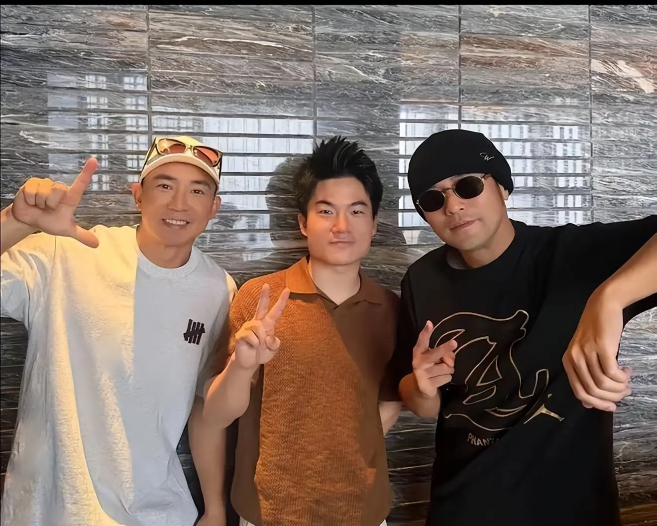 董宇辉昆凌交情故事_昆凌董宇辉长城合照_董宇辉陪同昆凌和孩子们爬长城