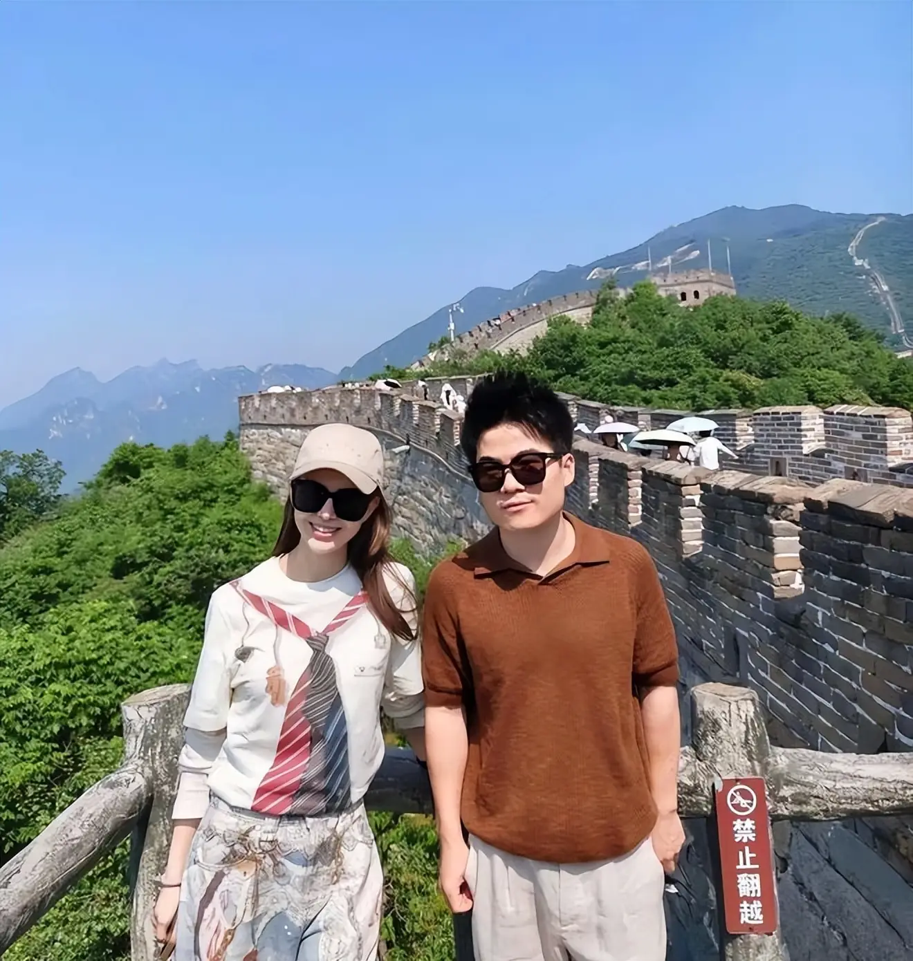 董宇辉昆凌交情故事_昆凌董宇辉长城合照_董宇辉陪同昆凌和孩子们爬长城