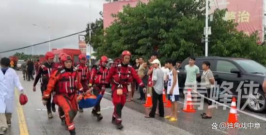 广西大爷坚持抱树一天一夜后获救 8小时生死较量