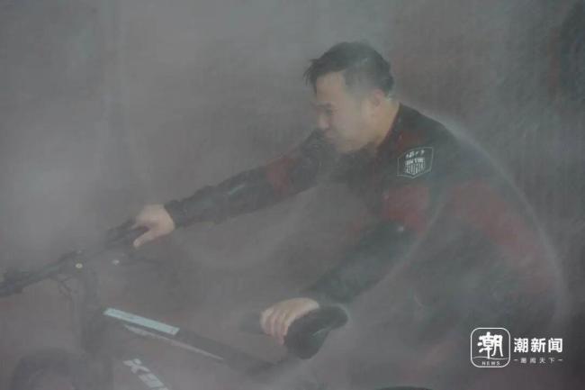 150斤记者体验14级台风差点吓哭 硬核模拟引关注