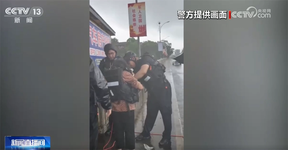 台风美莎克广西救援_广西洪水警方行动_广西抗洪军人偶遇自己妻儿被救