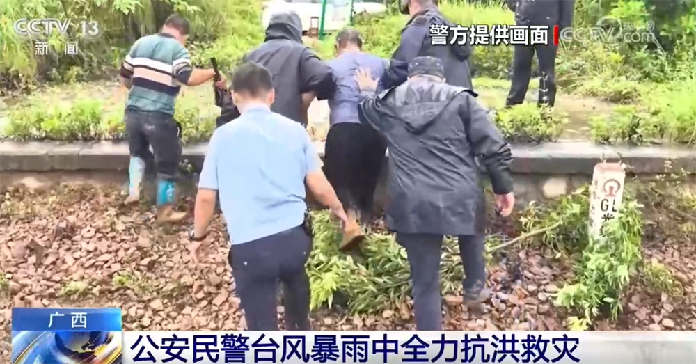 台风美莎克广西救援_广西抗洪军人偶遇自己妻儿被救_广西洪水警方行动