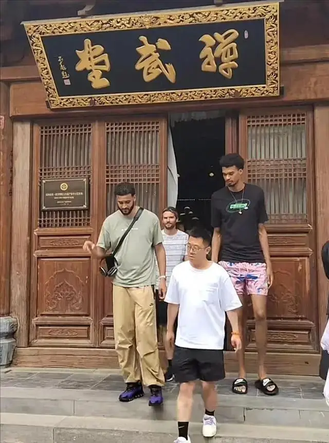 组图:文班亚马身穿绿色僧袍步入比赛球馆_文班亚马禅意体验_文班亚马少林闭关修行