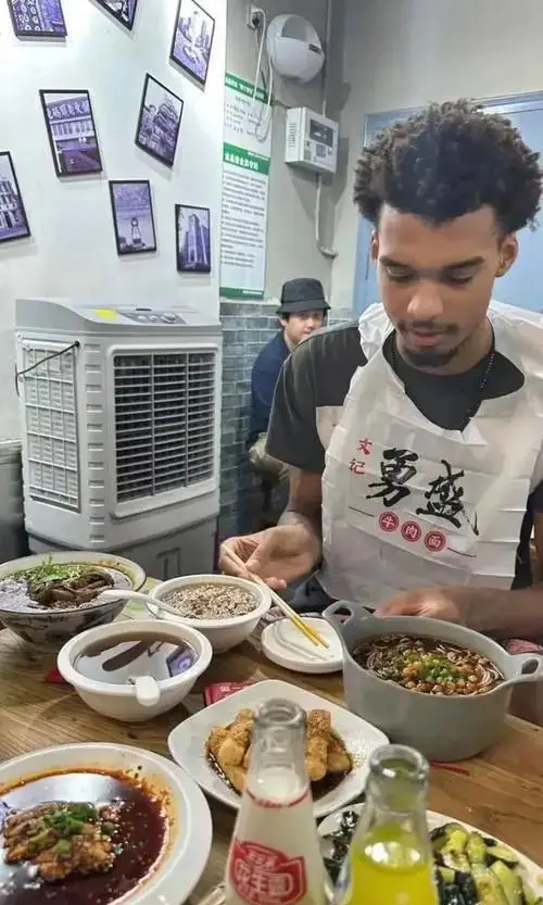 文班亚马禅意体验_文班亚马少林闭关修行_组图:文班亚马身穿绿色僧袍步入比赛球馆