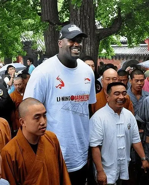 组图:文班亚马身穿绿色僧袍步入比赛球馆_文班亚马少林闭关修行_文班亚马禅意体验