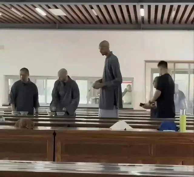 组图:文班亚马身穿绿色僧袍步入比赛球馆_文班亚马少林闭关修行_文班亚马禅意体验