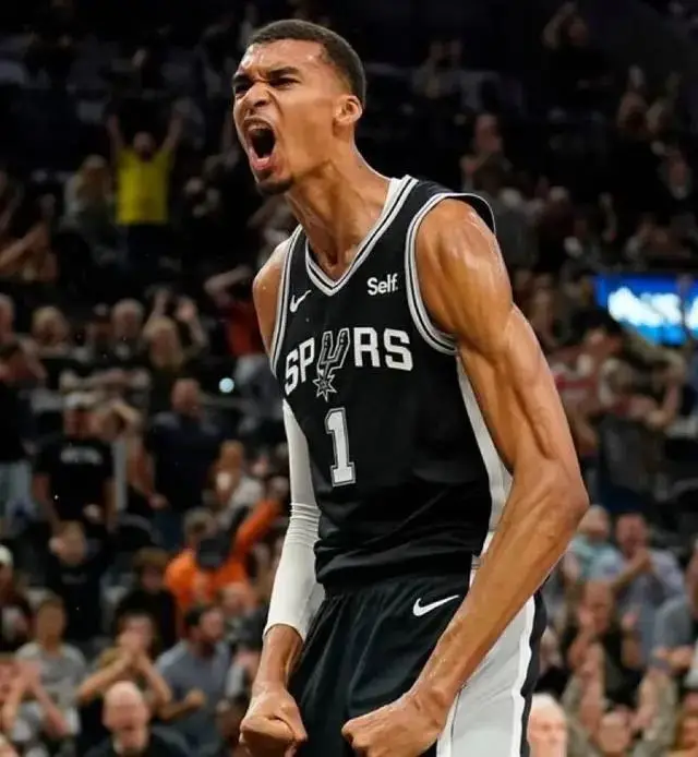 组图:文班亚马身穿绿色僧袍步入比赛球馆_文班亚马禅意体验_文班亚马少林闭关修行