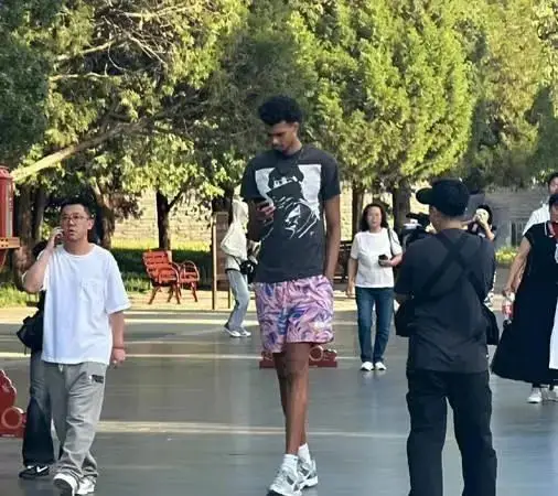 文班亚马少林闭关修行_文班亚马禅意体验_组图:文班亚马身穿绿色僧袍步入比赛球馆