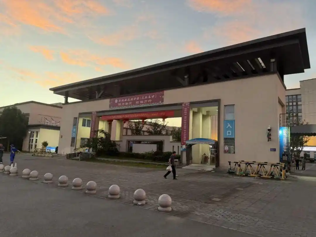 台风巴威 浙江苍南 群众转移安置_台风巴威登陆现场画面