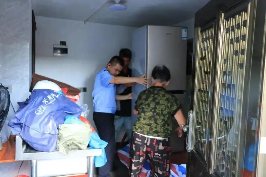 台风巴威登陆现场画面_台风巴威 浙江苍南 群众转移安置