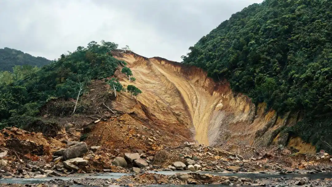 城市内涝避险方法_汛期内涝山洪泥石流山体滑坡避险指南_遭遇强降雨有关险情如何避险自救