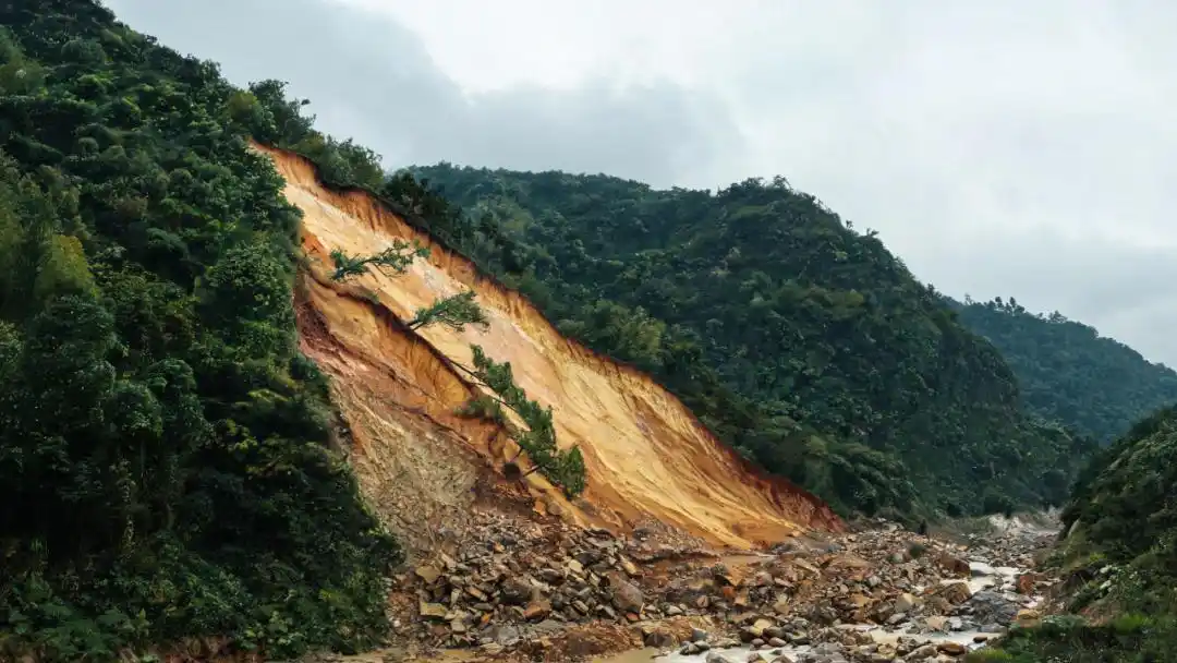 汛期内涝山洪泥石流山体滑坡避险指南_遭遇强降雨有关险情如何避险自救_城市内涝避险方法