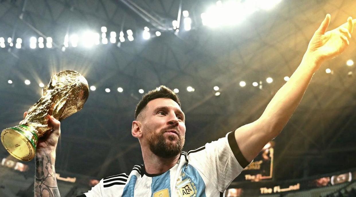 世界杯激战正酣，FIFA最新排名出炉，阿根廷跌至第三，法国稳居榜首，西班牙逆袭成黑马，英格兰紧随其后，球迷热议不断！