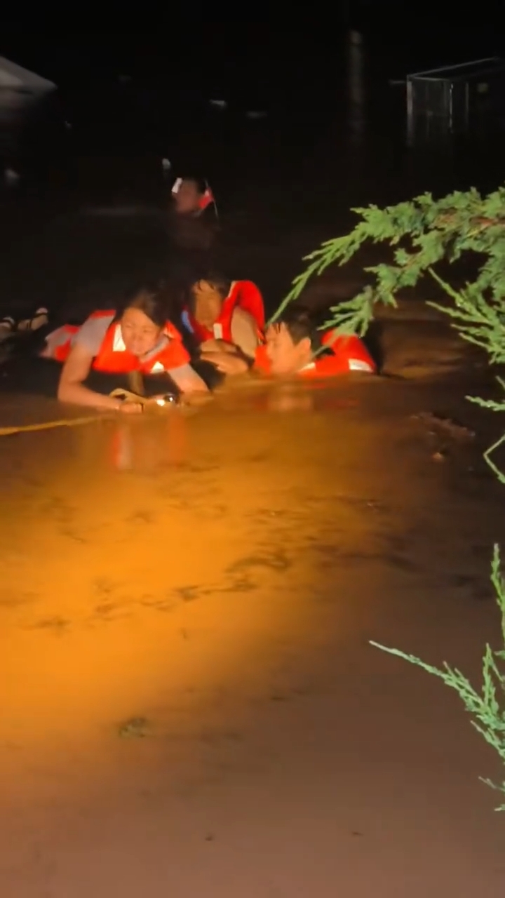 宽城满族自治县道路水毁_河北承德宽城强降雨积水_河北宽城强降雨 多辆车被洪水冲走