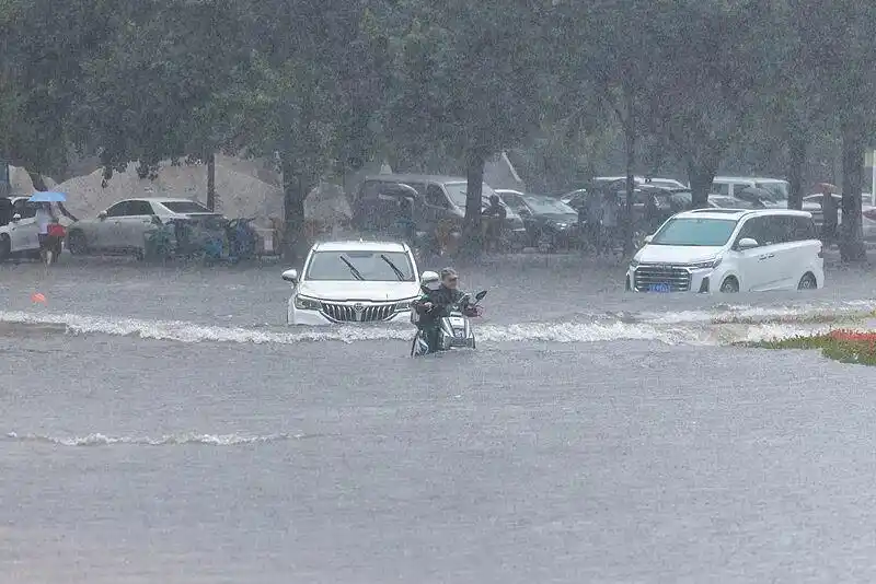 台风巴威 暴雨预警 次生灾害防御_巴威继续北上 多地停课停业停运