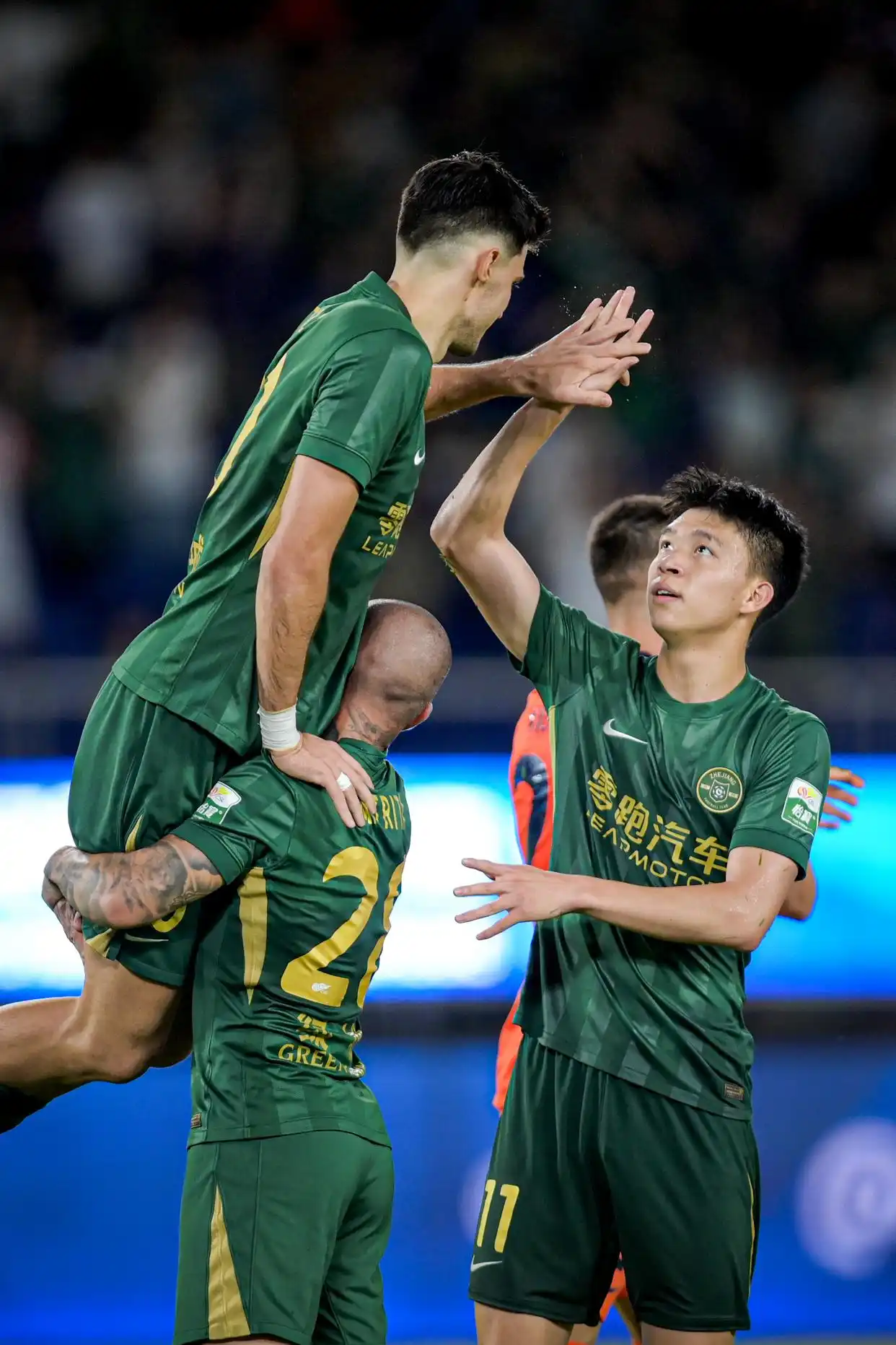 中超-米特里策传射陶强龙绝杀 浙江3-2海牛_2026赛季中国足球超级联赛浙江绿城3比2青岛海牛 陶强龙最后时刻进球庆祝 新华社记者江汉