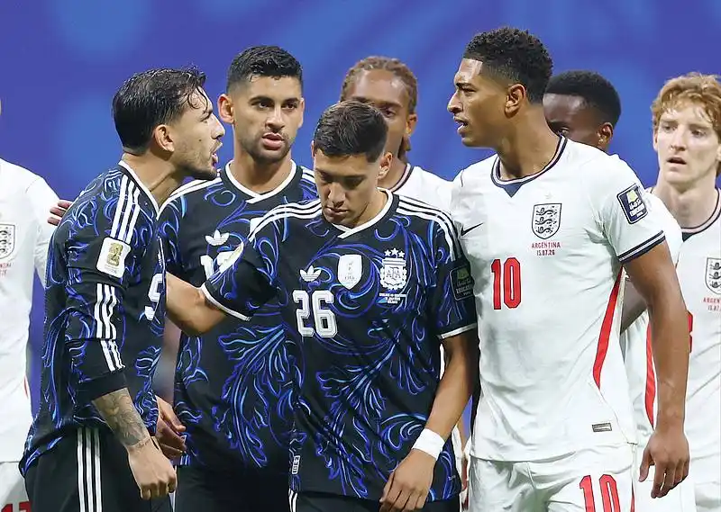 阿根廷2比1逆转英格兰半决赛_世界杯英阿大战2023_世界杯-劳塔罗92分绝杀 阿根廷2-1逆转英格兰进决赛