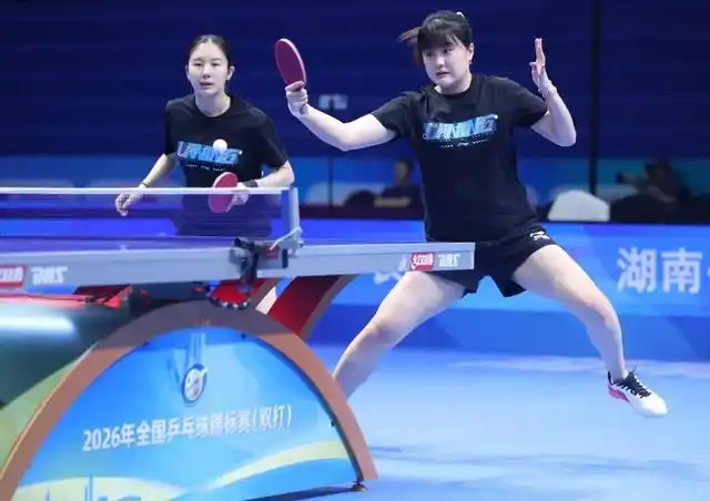 组图：乒乓球锦赛混双 王楚钦/孙颖莎晋级16强_2026全国乒乓球锦标赛双打赛事_男双新老梯队巅峰对决