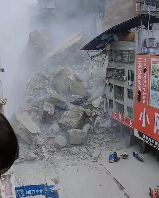 应急管理部地质灾害应急响应_重庆彭水山体垮塌救援_应急管理部部长率工作组赶赴重庆