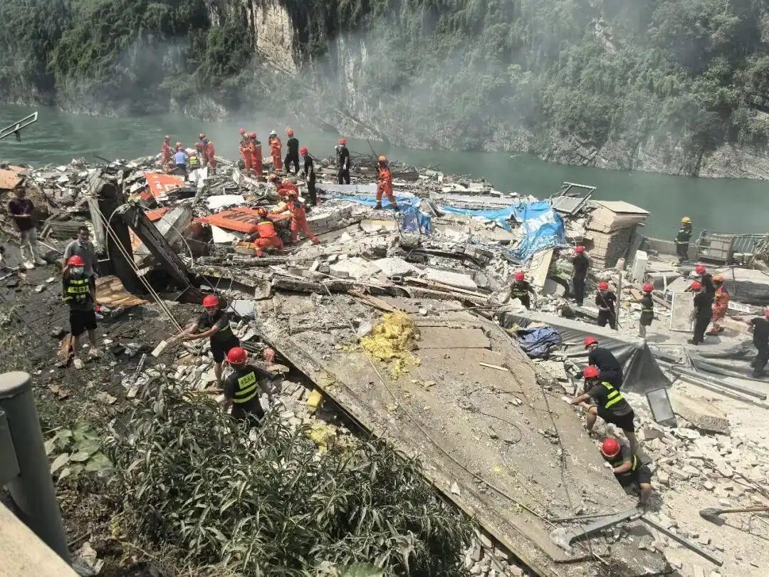 重庆彭水山体崩塌已致8人死亡，还有34人失联，崩塌巨石体量大是救援难点