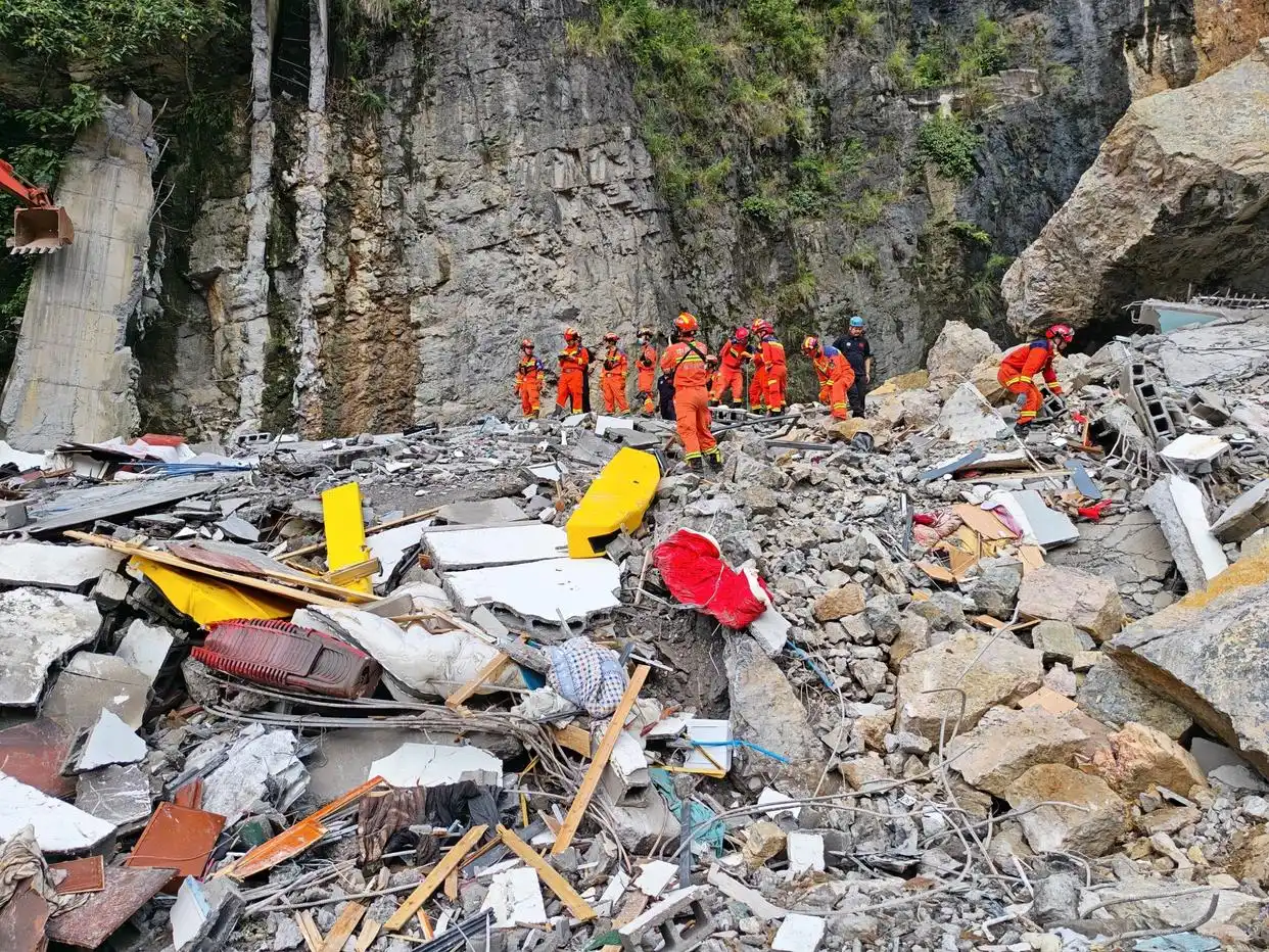 搜救犬发现生命迹象_重庆山体崩塌现场降暴雨_重庆彭水县山体崩塌救援进展